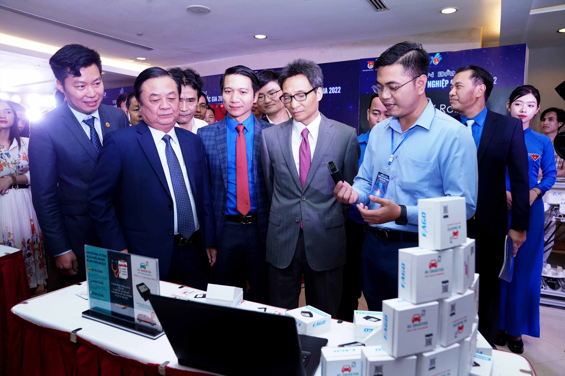 Phó Thủ tướng Vũ Đức Đam thăm một số gian hàng của doanh nghiệp do các bạn trẻ làm chủ. Ảnh: Trần Vương