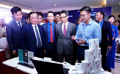 Phó Thủ tướng Vũ Đức Đam thăm một số gian hàng của doanh nghiệp do các bạn trẻ làm chủ. Ảnh: Trần Vương