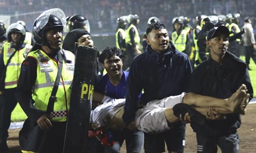 Vụ hỗn loạn tại sân Kanjuruhan là thảm kịch kinh hoàng của bóng đá Indonesia. Ảnh: CNN Indonesia