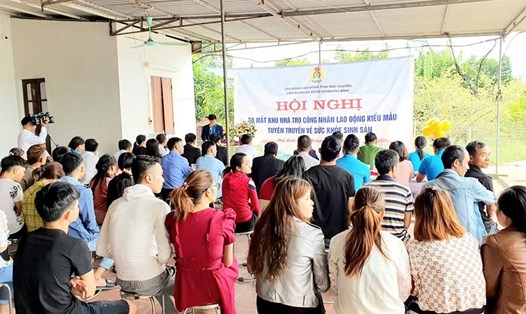 LĐLĐ huyện Phú Bình phối hợp tuyên truyền pháp luật cho NLĐ tại khu nhà trọ. Ảnh: CĐTN