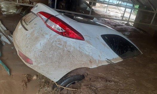 Một ô tô của người dân thị trấn Mường Xén (huyện Kỳ Sơn, Nghệ An) bị bùn vùi lấp. Ảnh: QĐ