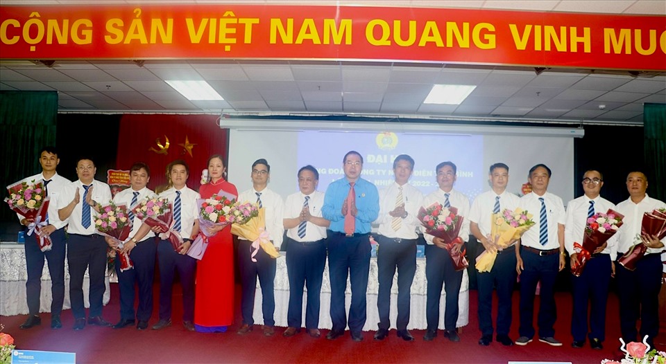 Lãnh đạo Công đoàn Điện lực VN, lãnh đạo Công ty Nhiệt điện Thái Bình chúc mừng các Ban Chấp hành Công đoàn Khóa II, nhiệm kỳ 2022 – 2027. Ảnh: CĐNĐTB