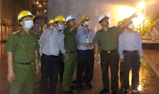 Giám đốc Công an tỉnh Hà Tĩnh (thứ 2 bên phải sang) trực tiếp kiểm tra hiện trường vụ nổ ở Công ty Formosa Hà Tĩnh khiến 3 công nhân thương vong. Ảnh: CA.