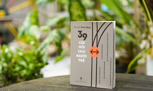 Cuốn sách "39 cuộc đối thoại cho người trẻ" do Nhà xuất bản Kim Đồng phát hành. Ảnh: K.Đ