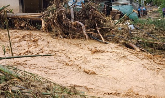 Sức tàn phá ghê gớm của trận lũ quét tràn qua huyện miền núi Kỳ Sơn vào sáng nay. Ảnh: AN