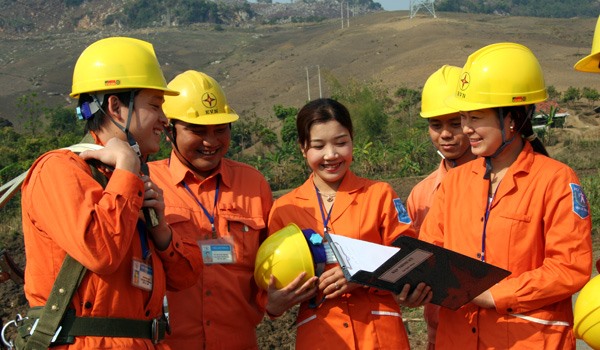 Nữ công nhân ngành điện. Ảnh: Thái Linh