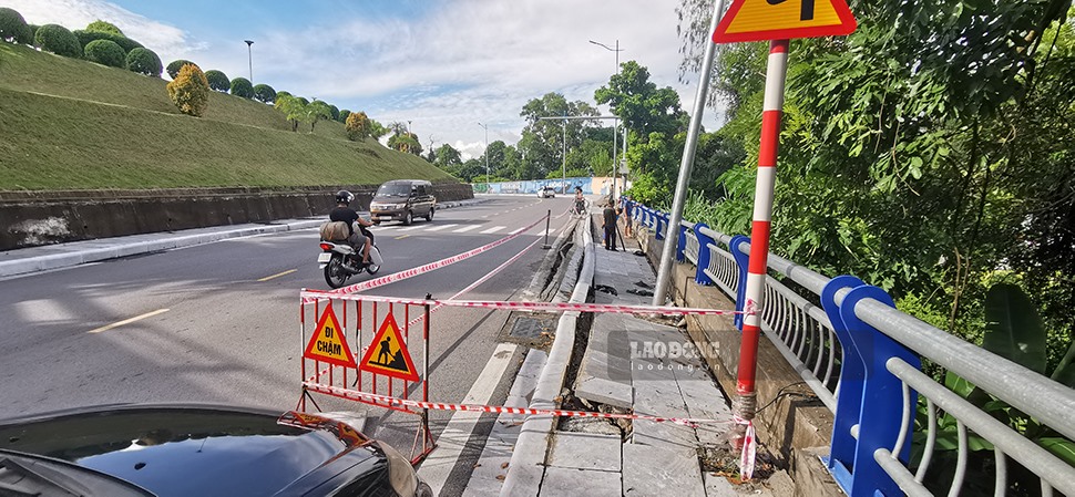 Tại km 0+550 đường dẫn cầu Bãi Cháy (phía phường Bãi Cháy, TP Hạ Long) mái taluy âm sạt lở đã gây hư hỏng khoảng 30 mét vỉa hè.