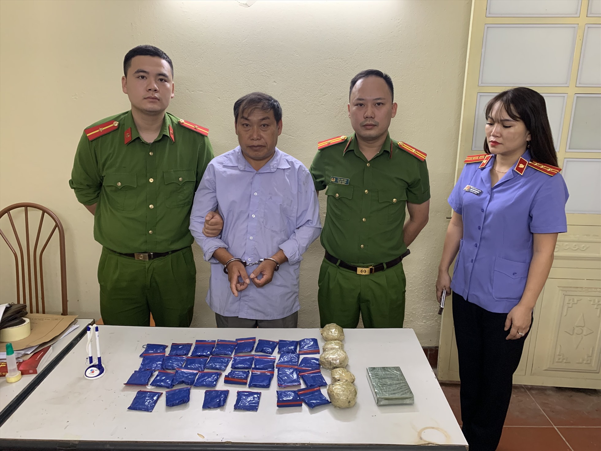 Đối tượng cùng tang vật là ma túy tại cơ cơ quan công an. Ảnh: Cao Thiên.