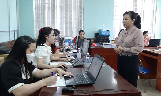 Bà Nguyễn Thị Hiền - Phó Chủ tịch UBND TP.Thuận An - túc trực động viên cán bộ địa phương hoàn thành việc giải ngân kịp tiến độ trong ngày 30.9. Ảnh: Đ.T
