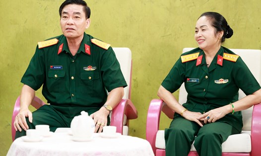 Vợ chồng đại tá Quyết chia sẻ chuyện tình với MC Quyền Linh. Ảnh: MCV.