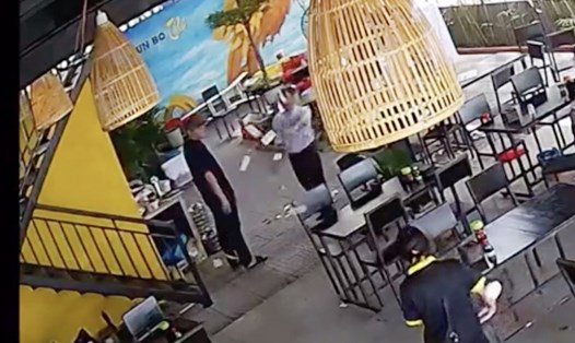 Một cán bộ Đà Nẵng bị tố ném tiền, đe doạ trong quán ăn. Ảnh chụp màn hình