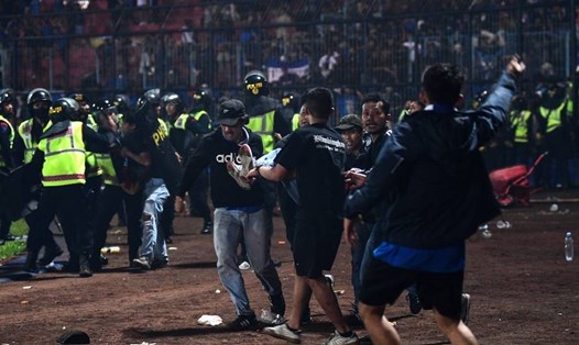 Hình ảnh hỗn loạn dẫn đến thương vong trong trận bóng đá ở Indonesia. Ảnh: AFP