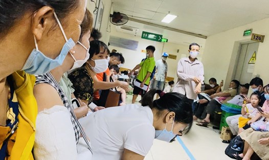 Bệnh nhân và người nhà chen chân ở bệnh viện Nhi T.Ư chờ khám. Ảnh: T. Linh