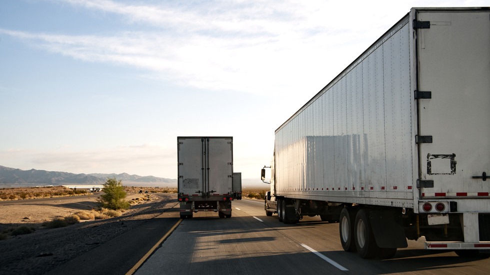 Công ty từ các nước EU, Na Uy, Ukraina và Anh sẽ không còn có thể vận chuyển hàng hóa qua Nga bằng đường bộ. Ảnh: Getty