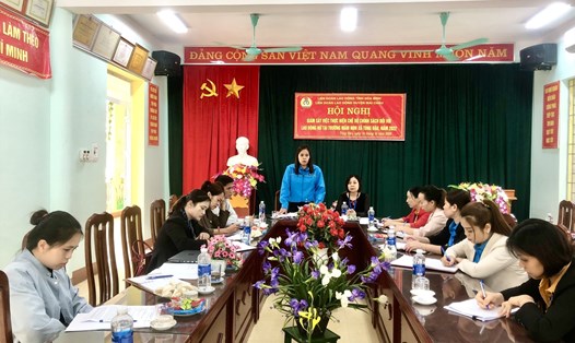 Buổi giám sát việc thực hiện chế độ chính sách đối với lao động nữ tại huyện Mai Châu. Ảnh: Bạch Tuyết.