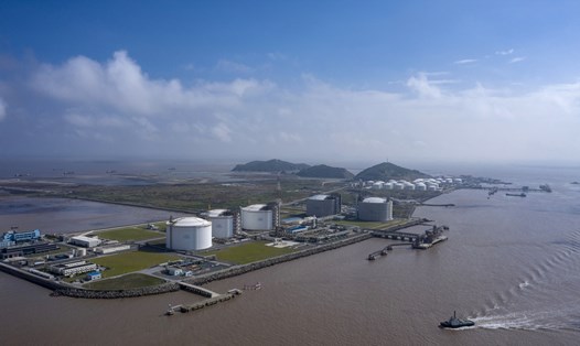 Trạm LNG tại cảng nước sâu Dương Sơn ở Thượng Hải, Trung Quốc. Ảnh: Qilai Shen