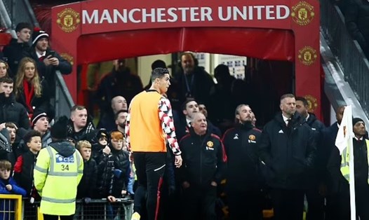 Cristiano Ronaldo đi vào đường hầm sân Old Trafford khi trận đấu giữa Man United và Tottenham chưa kết thúc. Ảnh: Daily Mail
