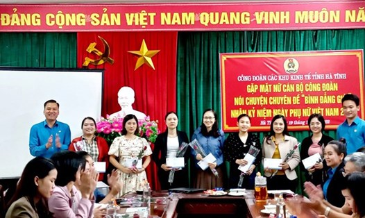 Công đoàn các KKT tỉnh Hà Tĩnh tổ chức gặp mặt, tặng quà cho nữ đoàn viên nhân kỉ niệm ngày Phụ nữ Việt Nam. Ảnh: HT.
