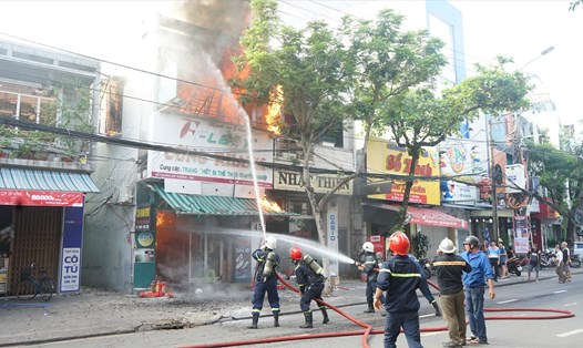 Cháy một cửa hàng thể thao tại Đà Nẵng. Ảnh: TT