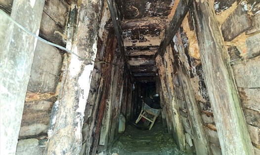 Một đường hầm khai thác vàng đã tồn tại nhiều năm nay ở trên đất rừng nằm ở địa bàn xã Quảng Hòa, huyện Đắk Glong. Ảnh: H.T