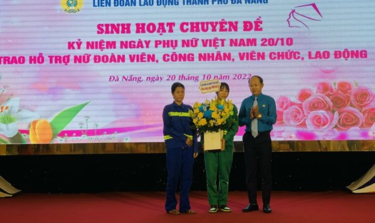 Ông Lê Văn Đại, Phó Chủ tịch LĐLĐ thành phố Đà Nẵng tặng họa cho nữ đoàn viên Công đoàn nhân ngày 20.10. Ảnh: H.V.M