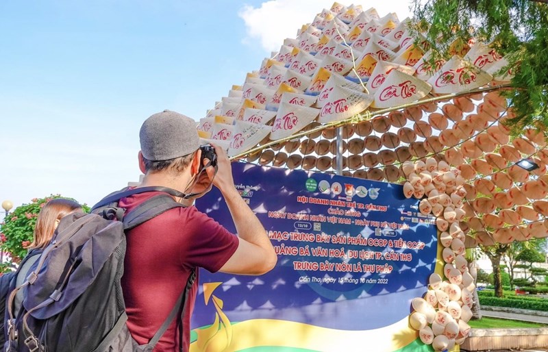 Sản xuất hình nón lá Việt Nam để phục vụ lễ hội truyền thống