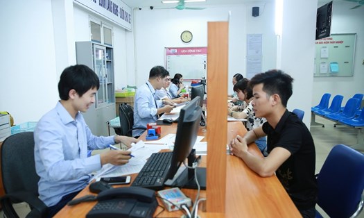 Công chức, viên chức mong muốn sớm được tăng lương. Ảnh minh hoạ: Hải Nguyễn