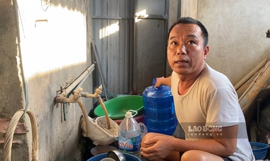 Người dân tổ dân phố 10 (Thịnh Đán, TP Thái Nguyên) vẫn phải mòn mỏi chờ nước sạch. Ảnh: Kiên Nguyễn