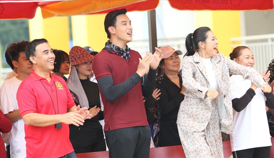 Quyền Linh, Thuận Nguyễn, Nam Thư hạnh phúc khi các gia đình nhận về số tiền thưởng lớn. Ảnh: CTCC.