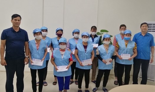 Lãnh đạo Liên đoàn Lao động huyện Việt Yên tặng quà cho nữ công nhân lao động hoàn cảnh khó khăn.