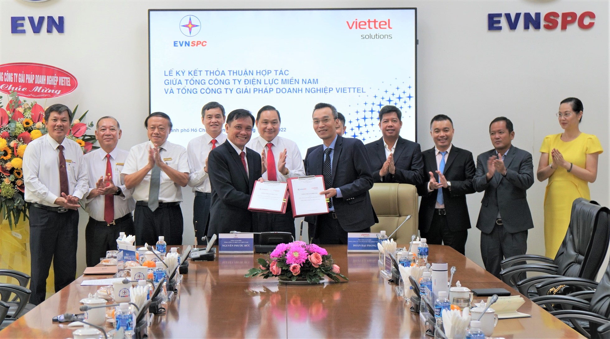 Đại diện EVNSPC và Viettel Solutions ký hợp tác chiến lược đẩy mạnh ứng dụng các giải pháp chuyển đổi số toàn diện của ngành điện miền Nam. Ảnh: EVNSPC cung cấp.