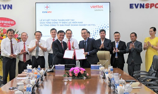 Đại diện EVNSPC và Viettel Solutions ký hợp tác chiến lược đẩy mạnh ứng dụng các giải pháp chuyển đổi số toàn diện của ngành điện miền Nam. Ảnh: EVNSPC cung cấp.