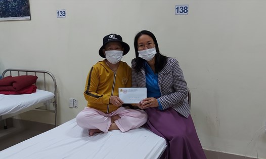 Chủ tịch LĐLĐ thị xã Hương Trà  - Hồ Thị Linh trao hỗ trợ cho nữ đoàn viên không may mắc bệnh hiểm nghèo.