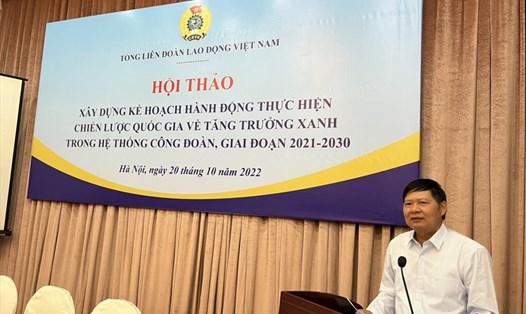 Phó Chủ tịch Tổng LĐLĐVN Phan Văn Anh phát biểu tại hội thảo. Ảnh: Đ.L