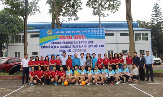 Công đoàn Trường Cao đẳng Cơ điện và Thủy lợi thuộc Liên đoàn Lao động huyện Khoái Châu đã tổ chức thi đấu giao lưu bóng chuyền hơi nữ cho đoàn viên.