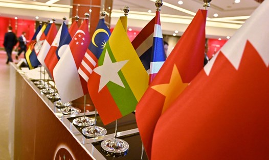 Cờ của các quốc gia thành viên ASEAN trưng bày trong một sự kiện. Ảnh: AFP