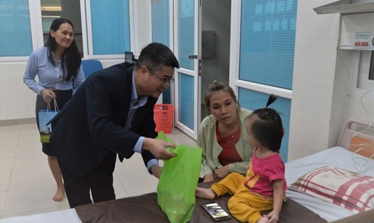 Chủ tịch Công đoàn cơ sở Nguyễn Tấn Dũng và Ban Nữ công BSR thăm hỏi bệnh nhân nhi đang điều trị tại Bệnh viện Sản – Nhi Quảng Ngãi. Ảnh: CĐN