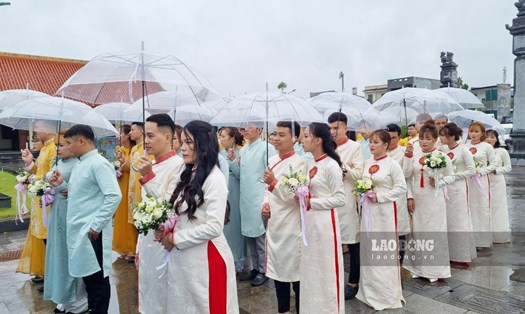 LĐLĐ tỉnh Thái Nguyên tổ chức lễ cưới tập thể cho 23 cặp đôi. Ảnh: Phùng Minh