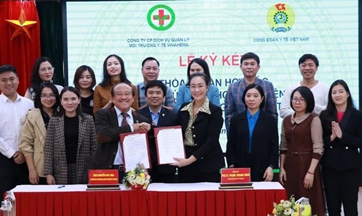 Lãnh đạo Công đoàn Y tế Việt Nam và Công ty Cổ phần Dịch vụ quản lý môi trường y tế Vinahema ký thoả thuận hợp tác.