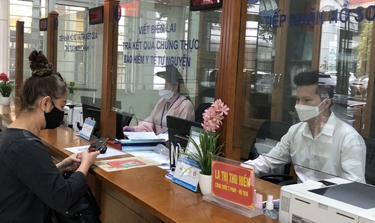 Công chức Uỷ ban nhân dân phường Quan Hoa (quận Cầu Giấy, Hà Nội) trong thời giờ làm việc. Ảnh: Hạnh - Hân