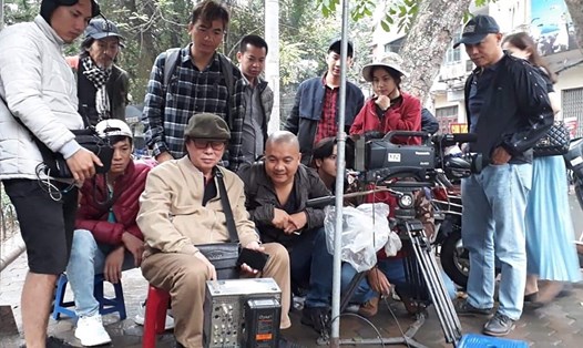 Đạo diễn, NSND Đặng Nhật Minh đang xem lại cảnh quay phim “Hoa nhài”. Nguồn ảnh: anninhnthudo.vn