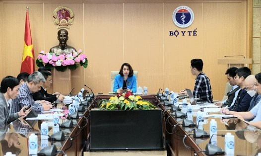 Thứ trưởng Nguyễn Thị Liên Hương chủ trì cuộc họp về tình hình dịch bệnh. Ảnh: Trần Minh/Bộ Y tế
