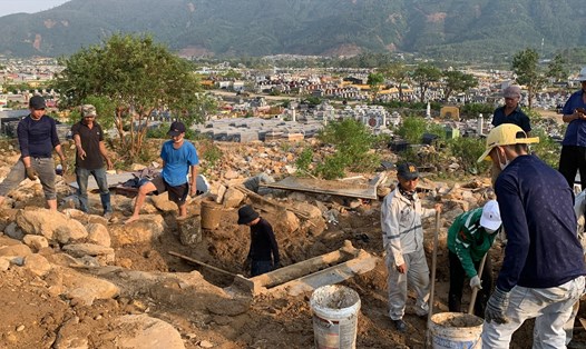 Người dân Đà Nẵng bới đá tìm mộ người thân ở nghĩa trang Hòa Sơn. Ảnh: H.V.M