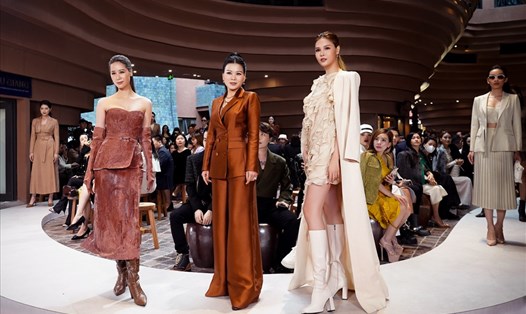 Nhà thiết kế Helene Hoài (giữa) giới thiệu đến những người yêu thời trang bộ sưu tập mới mang tên “Motherland”. Ảnh: NVCC
