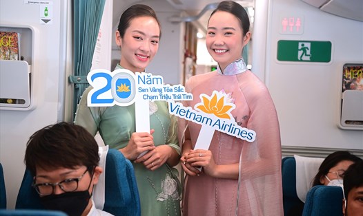 Trên một số chuyến bay giữa Hà Nội và TP.HCM, lần đầu tiên hành khách được bắt gặp hình ảnh tiếp viên Vietnam Airlines trong trang phục áo dài Sen. Ảnh: VNA