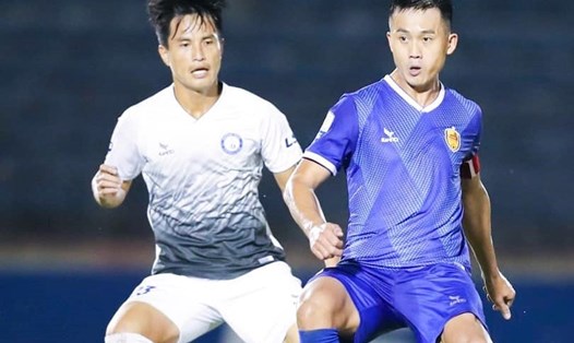 Khánh Hòa (áo trắng) có ưu thế lớn trong cuộc đua giành vé thăng hạng lên V.League 2023. Ảnh: VPF