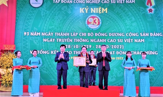Lãnh đạo tỉnh ủy tỉnh Bình Phước và VRG trao Giải thưởng "Phú Riềng đỏ" cho các cá nhân đoạt giải. Ảnh: Nam Dương