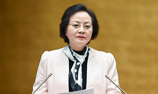 Bộ trưởng Bộ Nội vụ Phạm Thị Thanh Trà trình bày tờ trình về dự thảo Nghị quyết của Quốc hội về thời hiệu xử lý kỷ luật đối với cán bộ, công chức, viên chức. Ảnh: QH