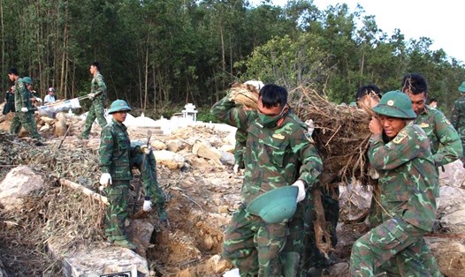 Cán bộ chiến sĩ Quân khu V giúp dân khắc phục sạt lở ở nghĩa trang Hòa Sơn. Ảnh: T.S