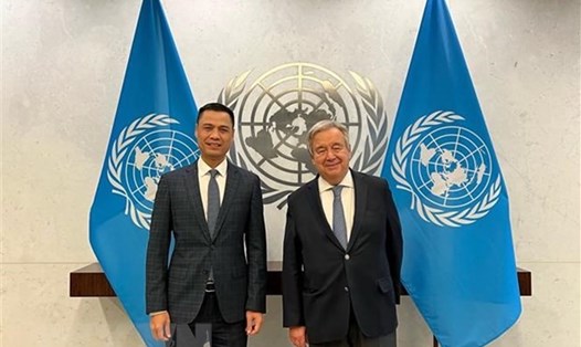 Đại sứ Đặng Hoàng Giang (trái) và Tổng thư ký Liên Hợp Quốc António Guterres. Ảnh: TTXVN